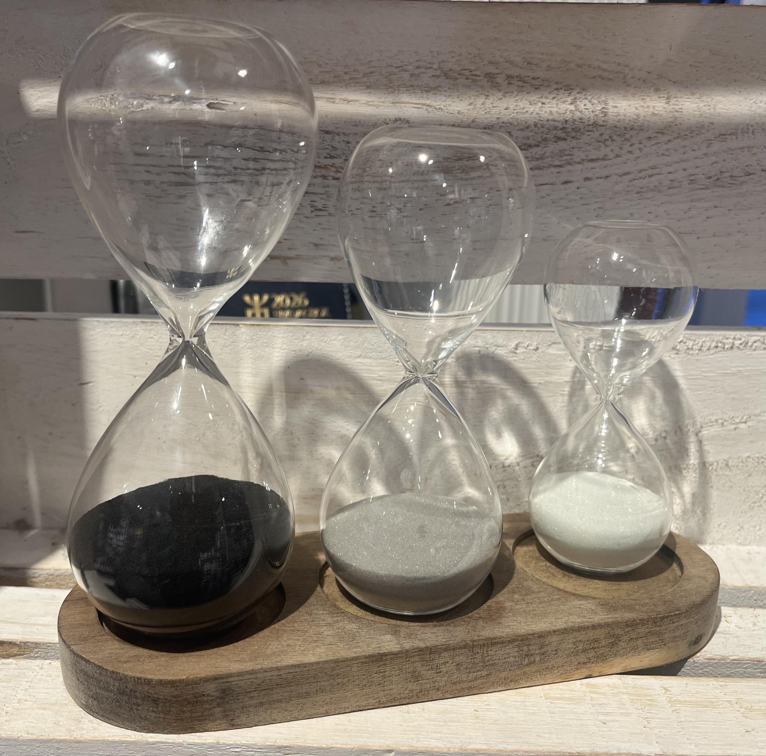 Tre timglas på en träbricka