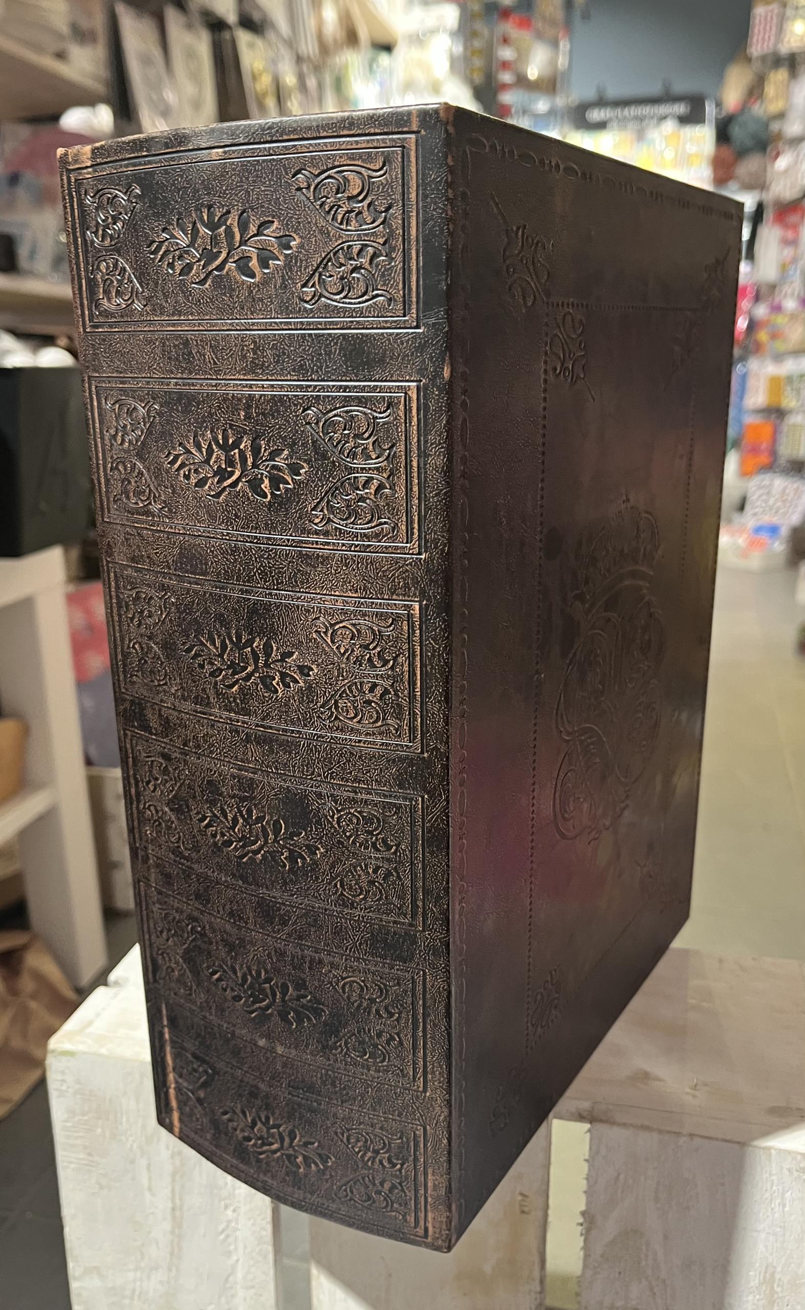 Vinlåda föreställande bok för bag-in-boxförpackning