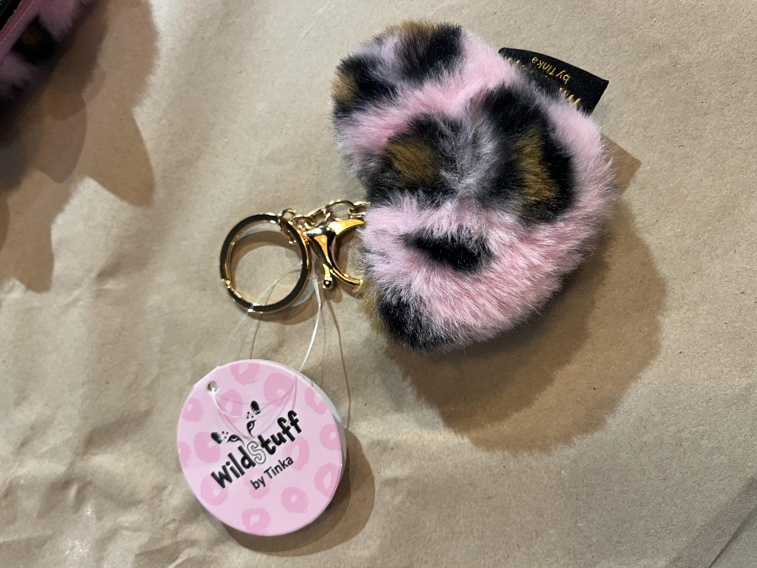 nyckelring i rosa leo-style